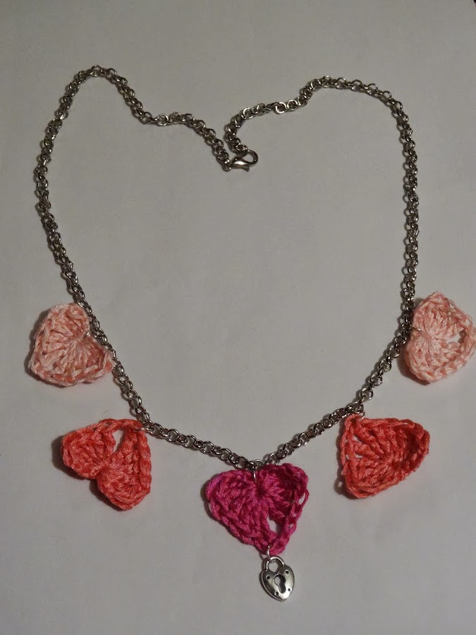 Mini corazones a ganchillo