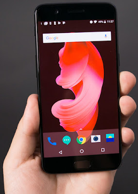 Spesifikasi Oneplus 5 Spesifikasi Oneplus 5 Smartphone-nya sendiri langsung mencuri hati saya saat pertama kali memegangnya, begitu tipis, dengan backcover metal yang finishingnya lembut sekali di tangan. Dan meskipun berdimensi layar 5,5 inci, tetapi saya masih mampu memegangnya dengan nyaman, kecuali saat saya sadar bahwa ponsel ini di Indonesia dijual dengan harga delapan jutaan. Rasanya hati ini langsung merasa riskan dan tak tenang, mengingat memang OnePlus 5 terbilang licin sekali. Banyak orang bilang OnePlus 5 ini terlalu mirip dengan iPhone 7 Plus, mulai dari posisi dua kamera belakang dan LED Flash-nya, garis antenanya, hingga penempatan tombol-tombolnya yang memisahkan antara tombol power di kanan dengan tombol volume dan profile switch di sisi kiri. Di sisi bawah ini pula terdapat port USB type-C dan speaker grille. Sayang posisi speaker ini berada di kiri yang mana membuatnya pasti tertutupi tangan pengguna saat dipegang dalam posisi landscape. Padahal secara kualitas, bisa dibilang tak ada masalah dengan speaker yang bunyinya lantang ini. Kelebihan Penampilan desain terlihat begitu mewah & stylish, berkat lapisan bahan metal diseluruh permukaan casingnya. Layar Optic AMOLED seluas 5.5inchi, resolusi 1080p ( Full HD ), yang sangat nyaman dioprasikan dengan paparan layar tajam dan jernih. Dipercantik dengan sentuhan 2.5 D Curved Arc, yang menam