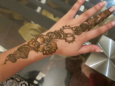 Tato henna lebih murah dibandingkan dengan tato tradisional.
