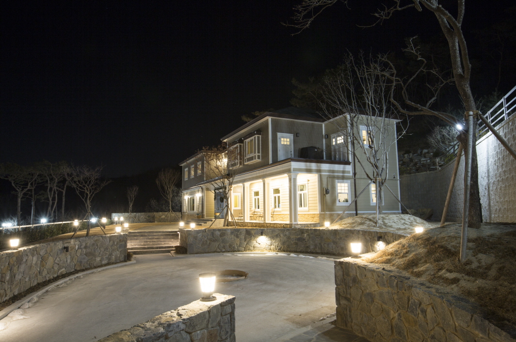 'camp humphreys landing' housing this village look just like a western