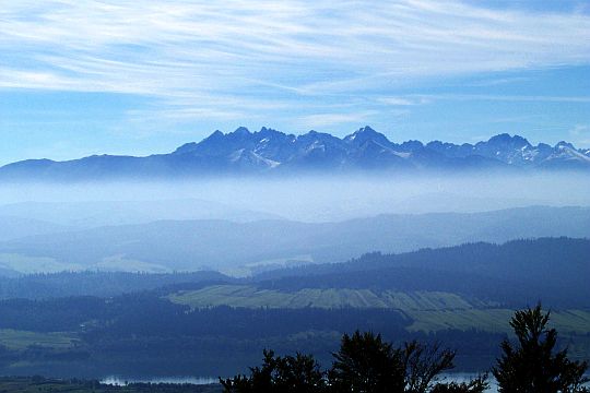 Wschodnia część Tatr Wysokich, a przed nimi Tatry Bielskie. Wschodnia część Tatr Wysokich, a przed nimi Tatry Bielskie.