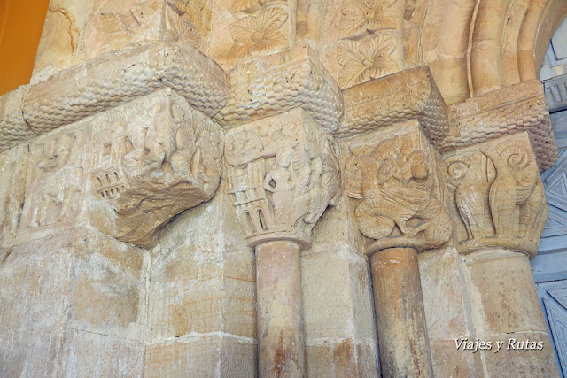 Detalle de la portada Portada principal de la Iglesia de San Pedro de Villanueva, Cangas de Onís, Asturias