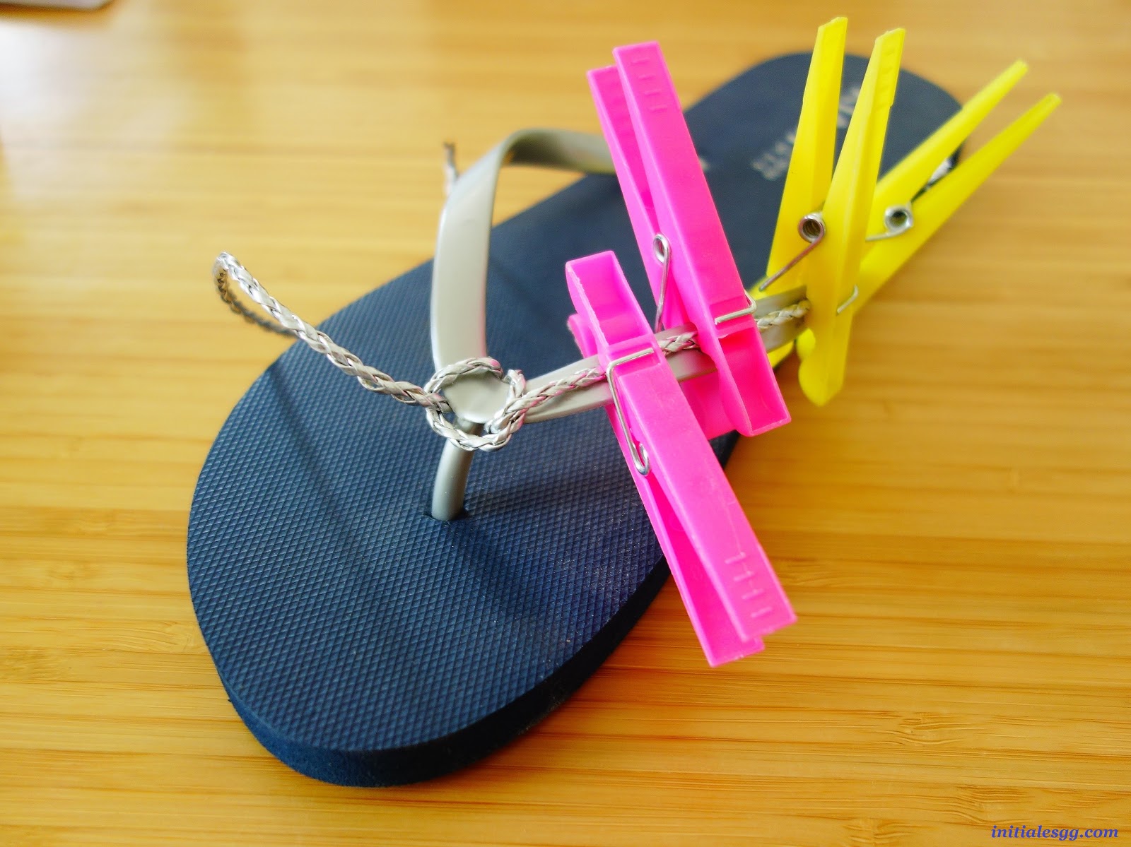 Mes tongs customisées version grand bleu Initiales GG