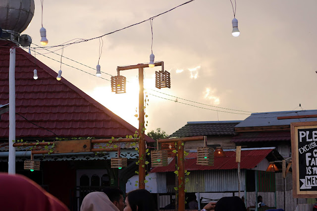 Pemandangan sunset diantara rumah penduduk di Kampung wisata Kuantan Pemandangan sunset diantara rumah penduduk di Kampung wisata Kuantan