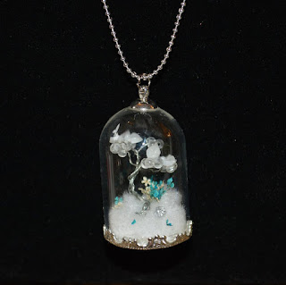 https://www.etsy.com/fr/listing/261252118/collier-pendentif-globe-verre-foret?ref=shop_home_active_8