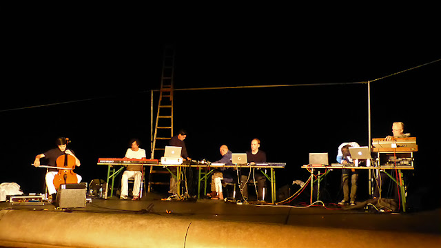 More Ohr Less Brainstorming Orchester - Lukas Lauermann, Harald Blüchel, Tim Story, Hans-Joachim Roedelius, Arnold Kasar, Christopher Chaplin, Thomas Rabitsch / photo S. Mazars More Ohr Less Brainstorming Orchester - Lukas Lauermann, Harald Blüchel, Tim Story, Hans-Joachim Roedelius, Arnold Kasar, Christopher Chaplin, Thomas Rabitsch / photo S. Mazars