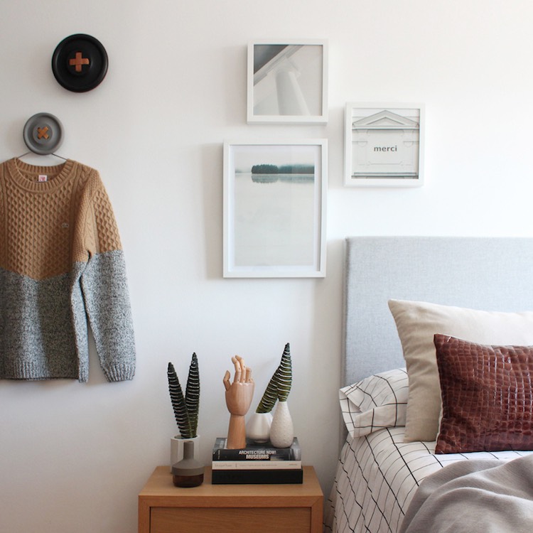 decoración dormitorio pequeño colgadores de botón
