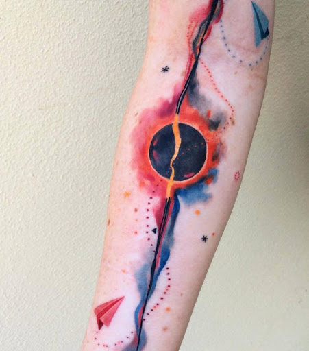 Espaço tatuagens realmente não precisa ser em negrito e escuro. Às vezes, você pode jogar com vários estilos e acabar tendo únicos tipos de tatuagens. Aqui é um espaço para o projeto da tatuagem no estilo aquarela.