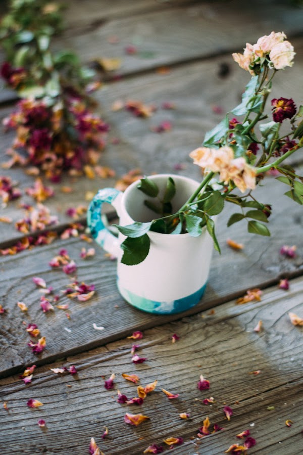 Decora una taza con esmalte de uñas