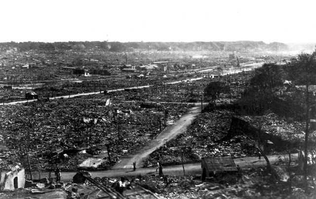 Uma visão da devastação em Tóquio após o terremoto e o incêndio de 1923, vistos do alto do Imperial Hotel em Tóquio.