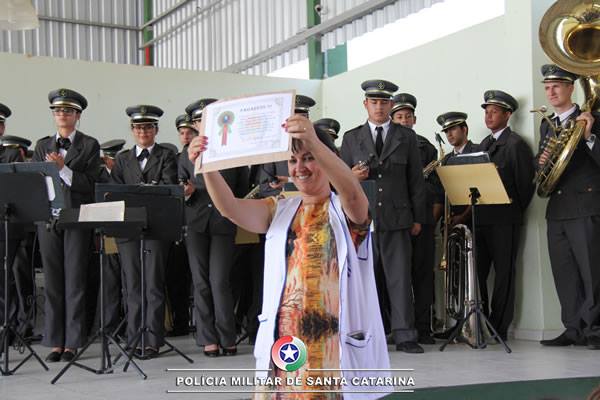 Adalgiza Mara Schutz Maziero, diretora da escola, recebe menção honrosa. Adalgiza Mara Schutz Maziero, diretora da escola, recebe menção honrosa.
