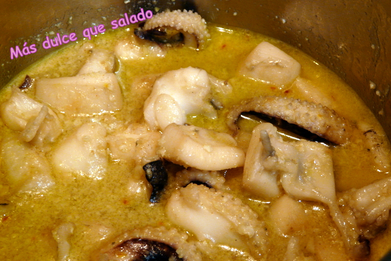 Más dulce que salado Jibia en Salsa de Almendras