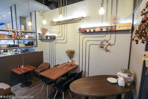 台中南屯13號月台咖啡|蔬食咖啡館環境舒適，品嚐特別的甜筒咖啡