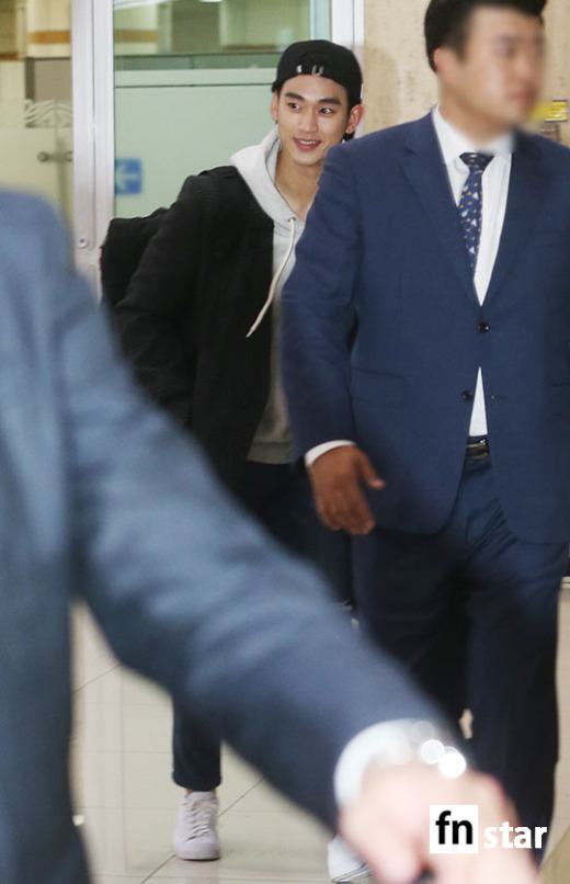 어제자 공항 김수현 기사짤 | 인스티즈