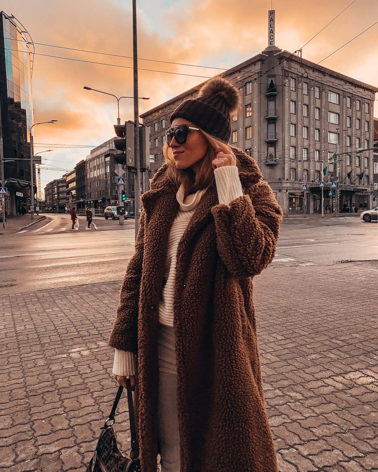 HOW TO WEAR A TEDDY COAT WITHOUT LOOKING TOO BULKY Kristjaana