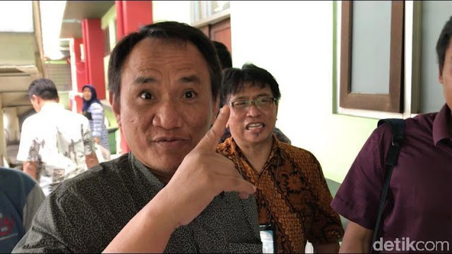 Andi Arief: Selain Apel Kebangsaan, Survei Capres juga Dibayar Negara Andi Arief: Selain Apel Kebangsaan, Survei Capres juga Dibayar Negara
