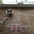 Elle vide trois sacs de pièces de 1 centime sur le plancher... ce qu'elle en fait est époustouflant !