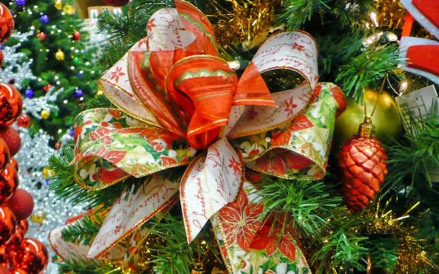 Grote strik, dennenappel en slingers Kerstversiering met strikken en slingers