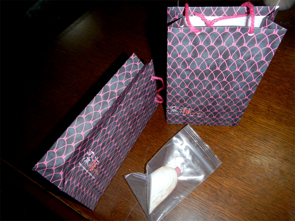 このシロウリガイ、底に両面テープが仕掛けてあり、自作のシロウリガイプリント紙袋に数個入れてプレゼント