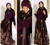 Gaun pesta muslimah modern dari sutra Gaun pesta muslimah modern dari sutra