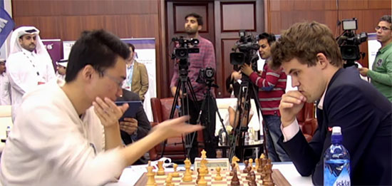 Après avoir regardé fixement sa bévue et restant incrédule en secouant la tête, le Chinois Yu Yangyi tend sa main à Carlsen en signe d'abandon - Photo © Katerina Savina