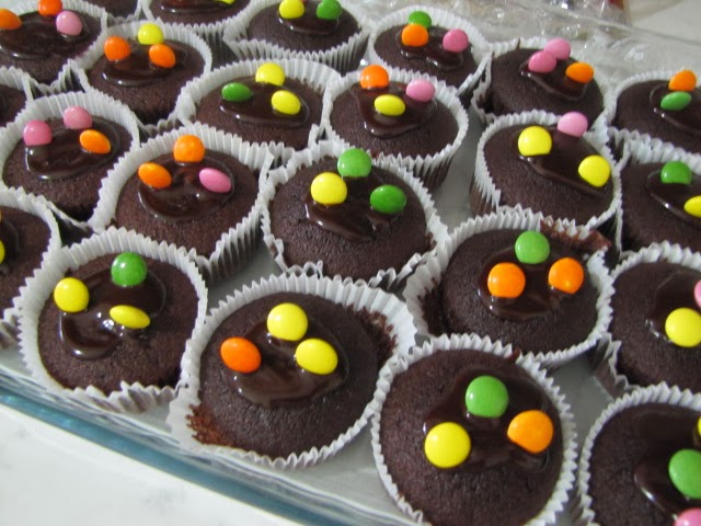İŞİN ASLI Çocuklara kakaolu cupcake )
