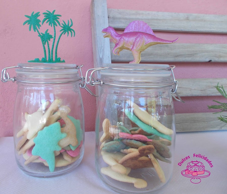 Galletas de dinosaurios de colores