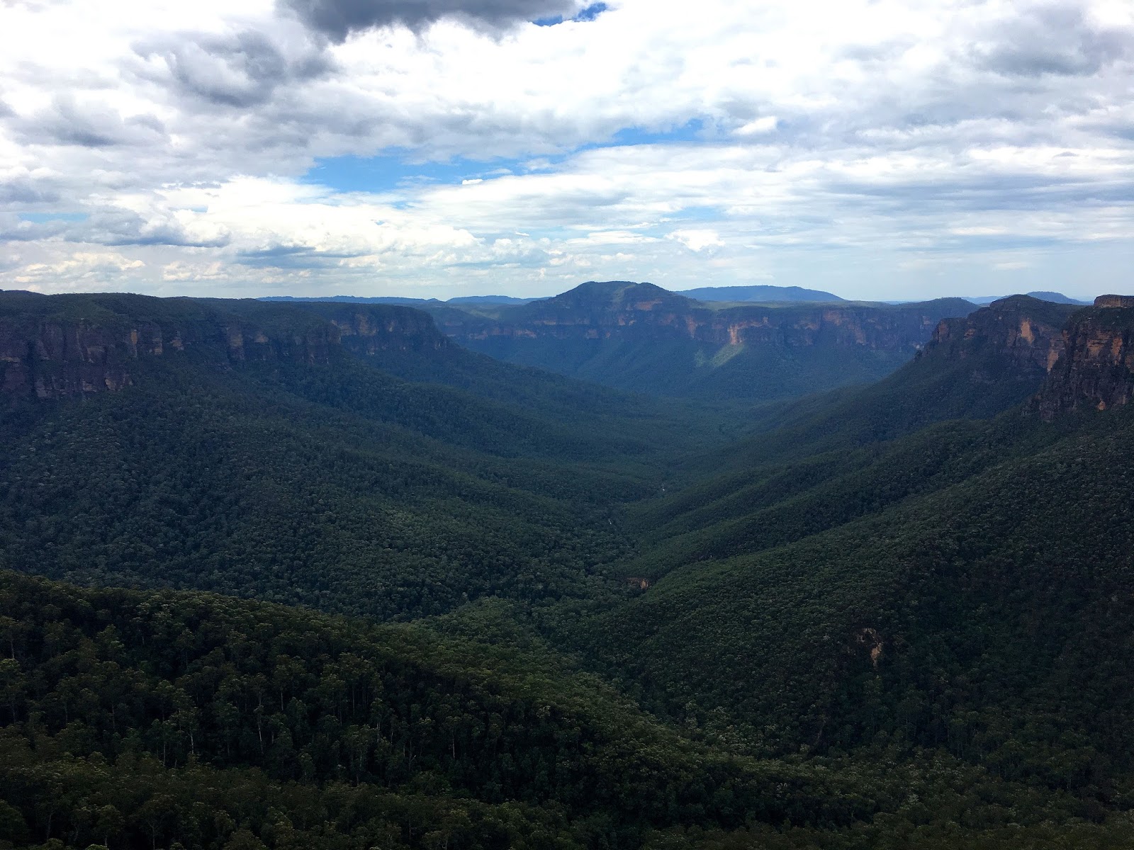 Hiking solo the Grand Canyon in Australia's Blue Mountains has been one of the greatest adventures. With breathtaking views and endless stairs, come and find out more!