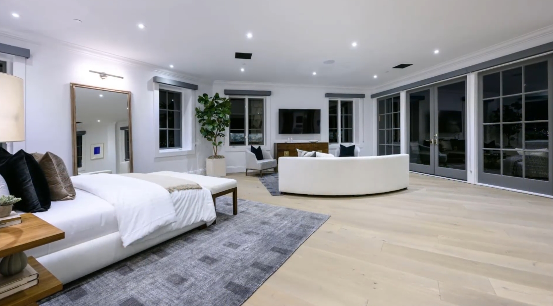 Tour 14023 Aubrey Rd, Beverly Hills, CA vs. 31 Interior Design Photos