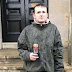 Un SDFi reste plusieurs heures sous la pluie pour garder un sac d'argent appartenant à un inconnu