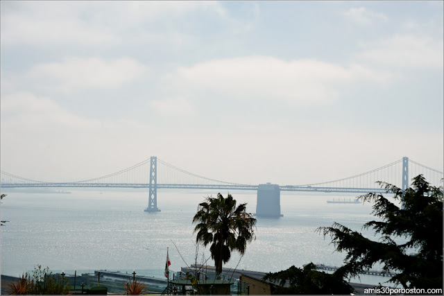 Vistas desde el Exterior de la Torre Coit del Puente de la Bahía de San Francisco