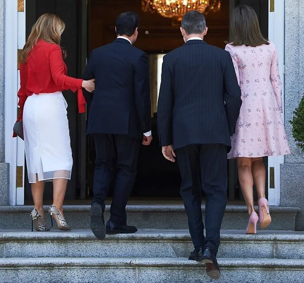 King Felipe and Queen Letizia held a lunch at Zarzuela Palace for President of Mexico, Enrique Peña Nieto and his wife Angélica Rivera. Letizia wore pink coat