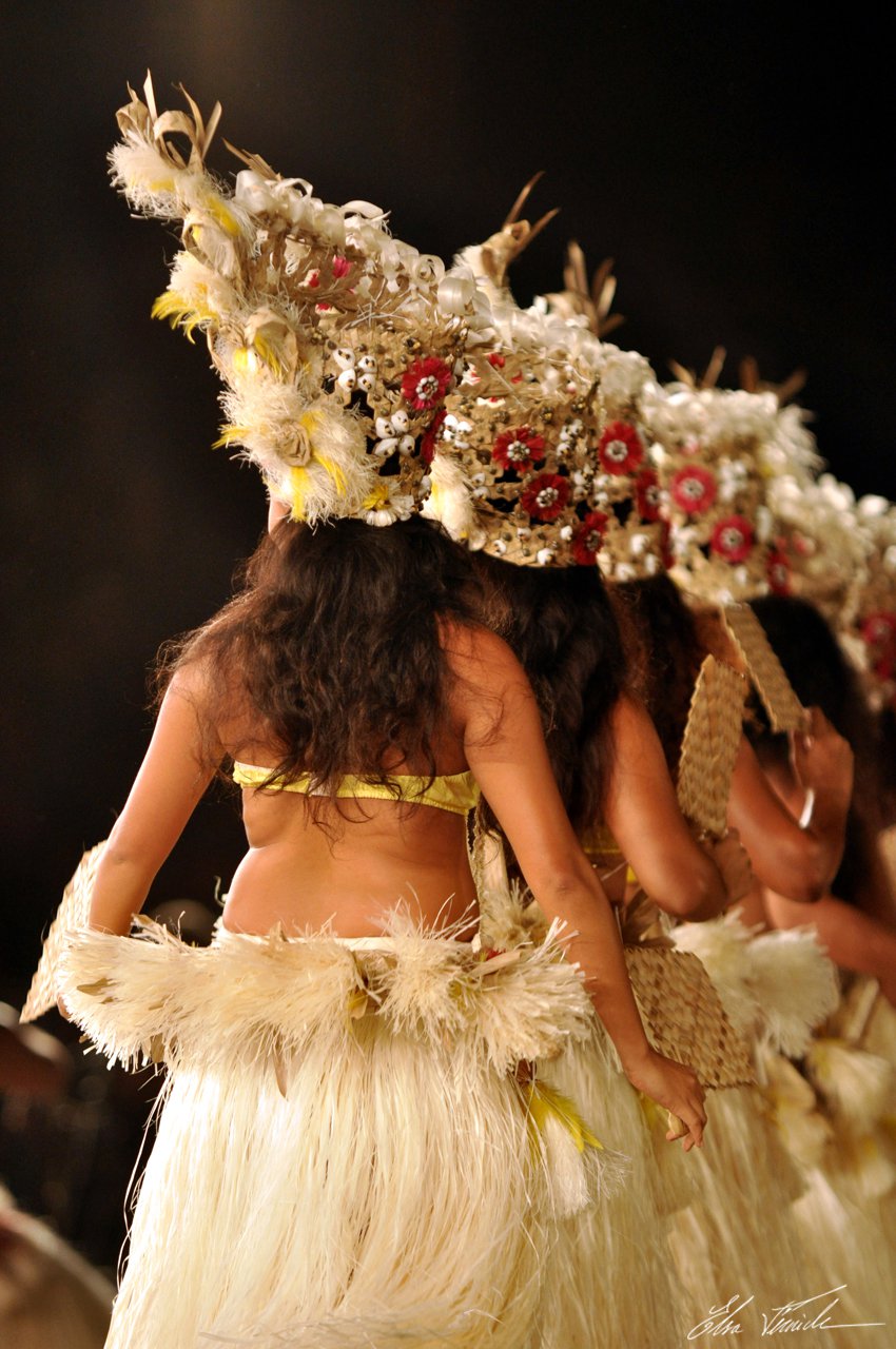 Таитянский танец. Таити Гавайи. Танец хула. Танцовщица Таити. Полинезийские танцы.