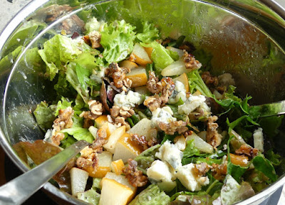 Grüner Blattsalat mit Nashibirne, Gorgonzola und Walnüssen Grüner Blattsalat mit Nashibirne, Gorgonzola und Walnüssen