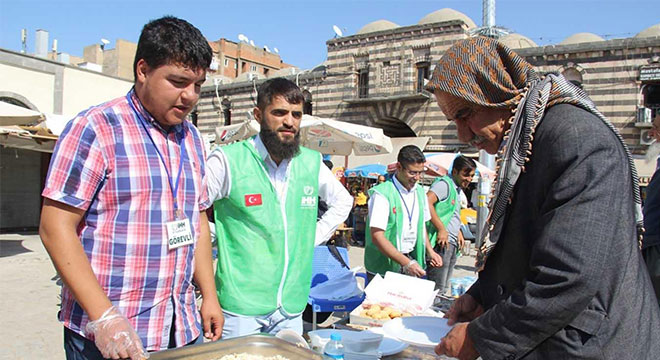 Diyarbakır Ulu Cami önünde yetimler yararına kermes Diyarbakır Ulu Cami önünde yetimler yararına kermes