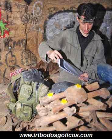 Nico e um dos Guias mais conhecido nas catatumbas caveira,cemiterio,ossos,cranio,guia,turismo