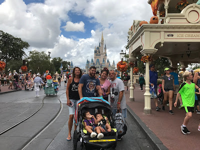 Let us tell you how to get the best family picture at Disney! It is free and it is something you must try the next time you go to Disney.