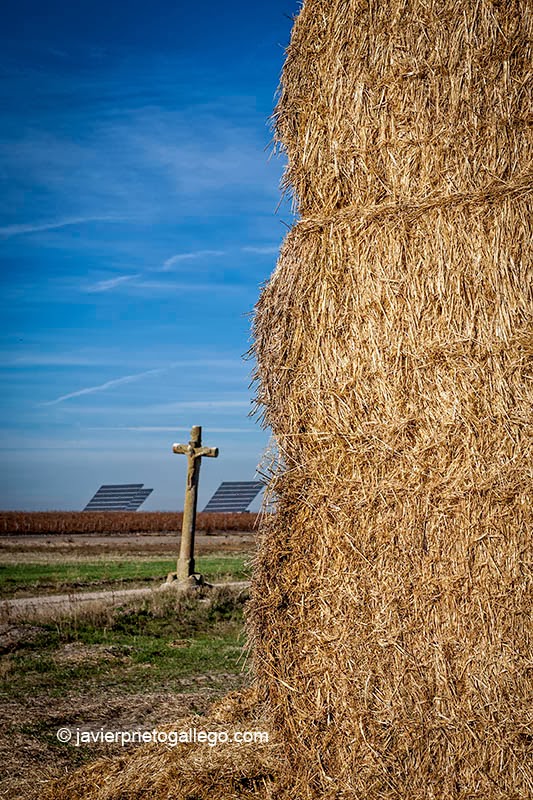 Pacas de paja, un crucero y placas solares. Una muestra del paisaje rural del Camino de Santiago desde Madrid a su paso por Llano de Olmedo, en la provincia de Valladolid. [Provincia de Valladolid. Castilla y León. España. 2009 © Javier Prieto Gallego].