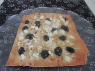 flatbread pizza Kalamata olives feta cheese