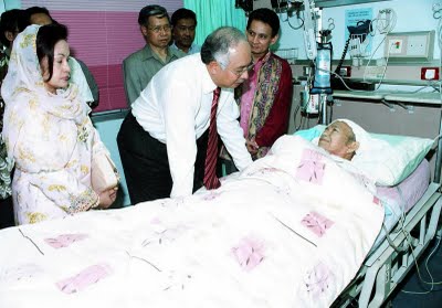 http://4.bp.blogspot.com/-GOnpYre92wA/TdQLLPnKdlI/AAAAAAAAAC0/eu0TPVxwND0/s1600/Najib+Melawat+Nik+Aziz.jpg