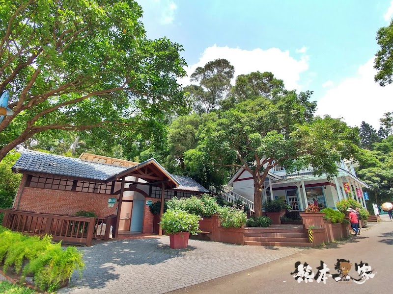 苗栗飛牛牧場|飛牛廣場、牧場工房、庭園木屋、牧場原憩、童玩區|園區環境