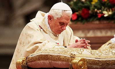 Resultado de imagen para benedicto XVI orando