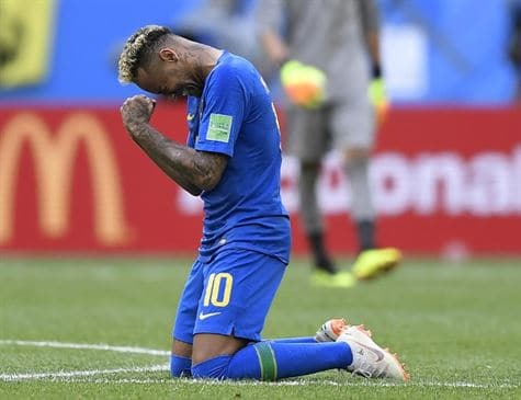 Neymar é flagrado pelo VAR, faz gol e acaba jogo ajoelhado