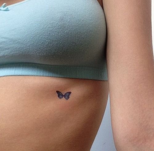 Azul Pequena Tatuagem De Borboleta Em Mama