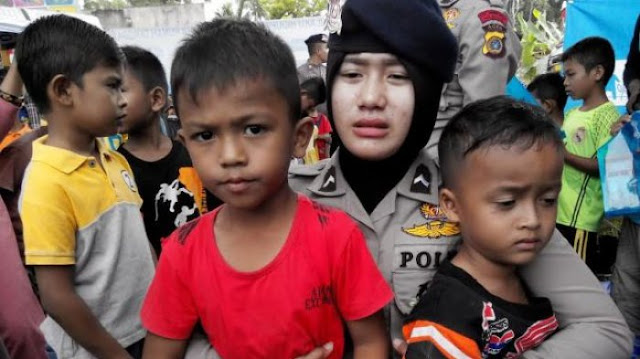 Gempa 5,3 SR Kembali Melanda Pidie Jaya, Polwan Peluk Bocah Cilik Gempa 5,3 SR Kembali Melanda Pidie Jaya, Polwan Peluk Bocah Cilik
