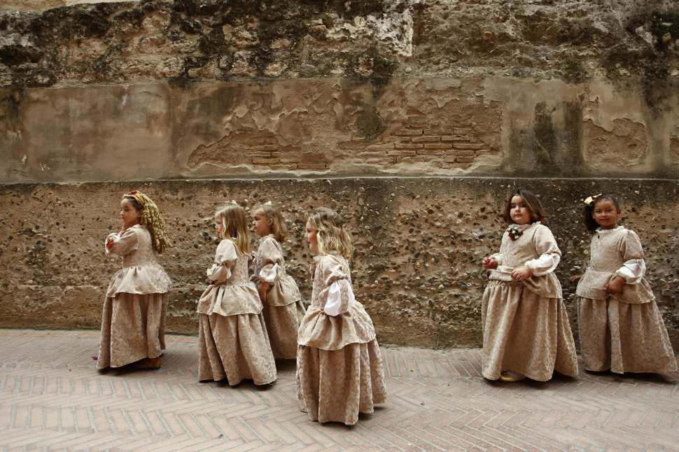 30 Beautiful Pictures Of Girls Going To School Around The World - Spain 30 Beautiful Pictures Of Girls Going To School Around The World - Spain