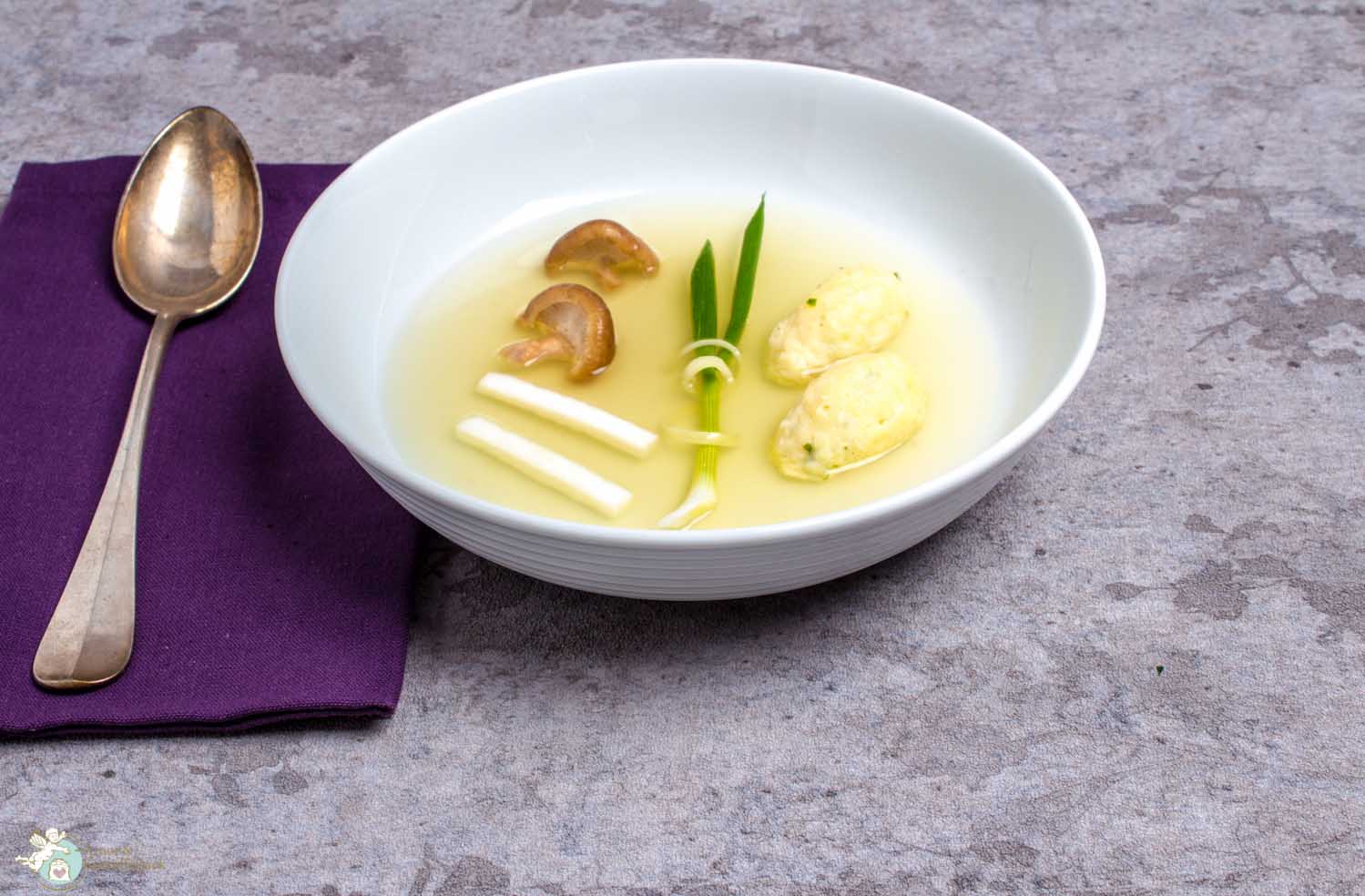 Amor&amp;Kartoffelsack: Klare Kartoffelsuppe mit Parmesannockerl