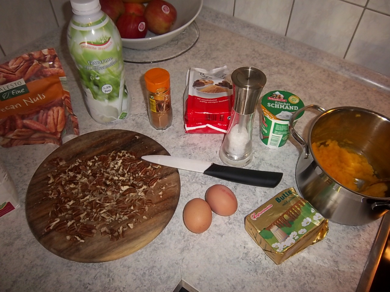 Zum heutigen Halloween Kürbis Pie mit Pekannuss- Streuseln. ( Pumpkin Pie)