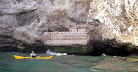 Fuente: http://espeleosies.blogspot.com.es/2009/03/kayak-de-mar-castelldefels-sitges.html El mar huele mal en la surgencia de la Falconera