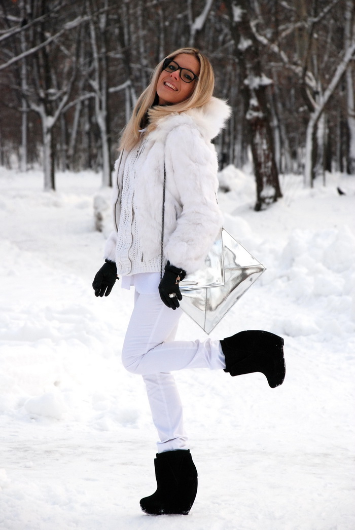 Зимний день зимняя куртка зимнее утро. Блондинка зима. Бдондигеа зимой. Зимний образ для девушки. Девушка в белой куртке.